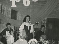 Bale Imprezy Noworoczne - koncert, wokalistka przy mikrofonie w tle napis 1965